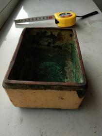老大漆铜盒一只，品如图，长11.7mm，宽8.6mm，高7mm。