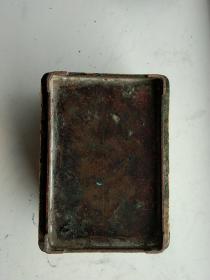 老大漆铜盒一只，品如图，长11.7mm，宽8.6mm，高7mm。