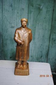 铜像；毛泽东主席全身像。戴帽握书（报纸？）姿势。【重约2.8斤】