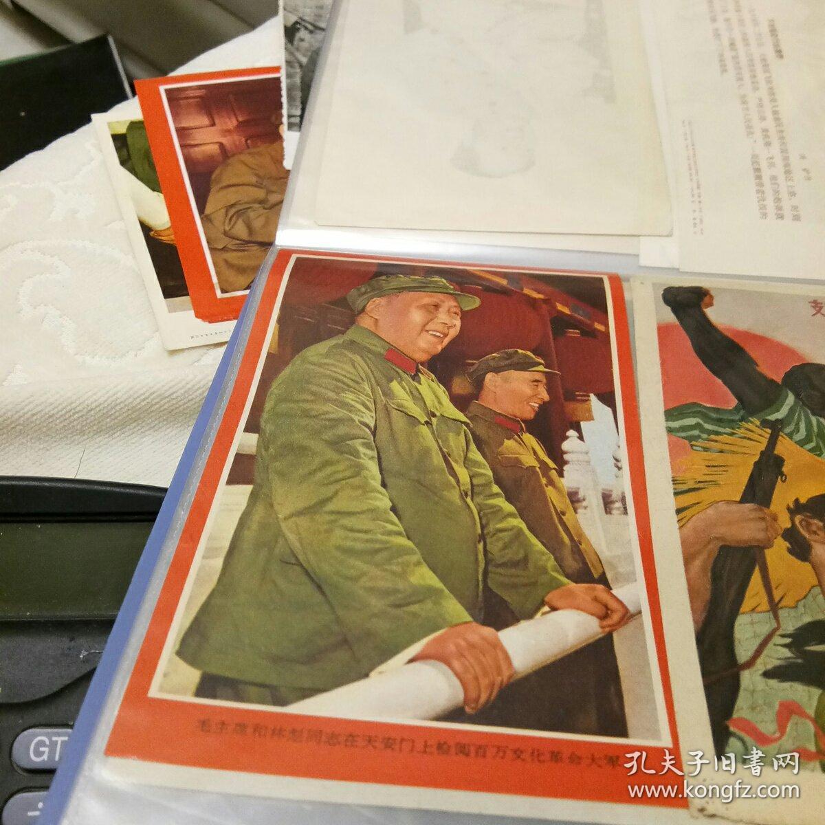毛主席和林彪同志在天安门城楼上检阅百万文化大军