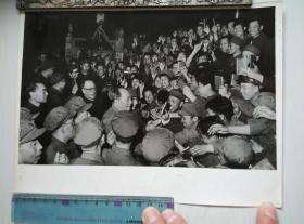 1967年5月1日 毛泽东主席和首都革命群众一起欢庆五一国际劳动节 新华社记者摄