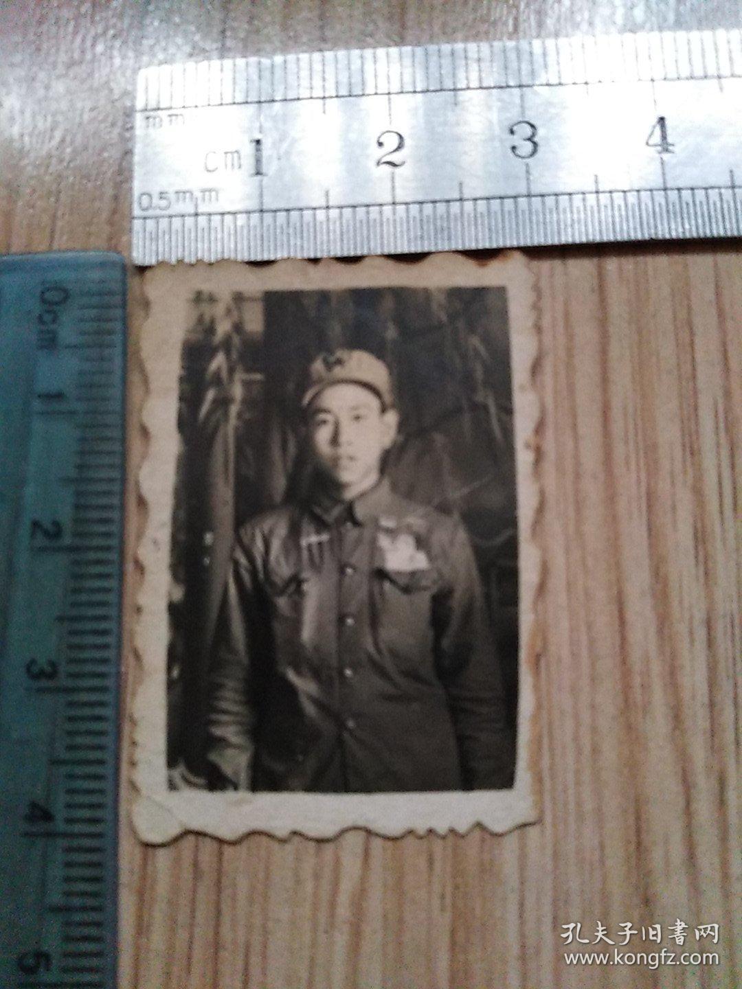 5、60年代老照片:一个带2枚军功章的军人留影  见书影及描述