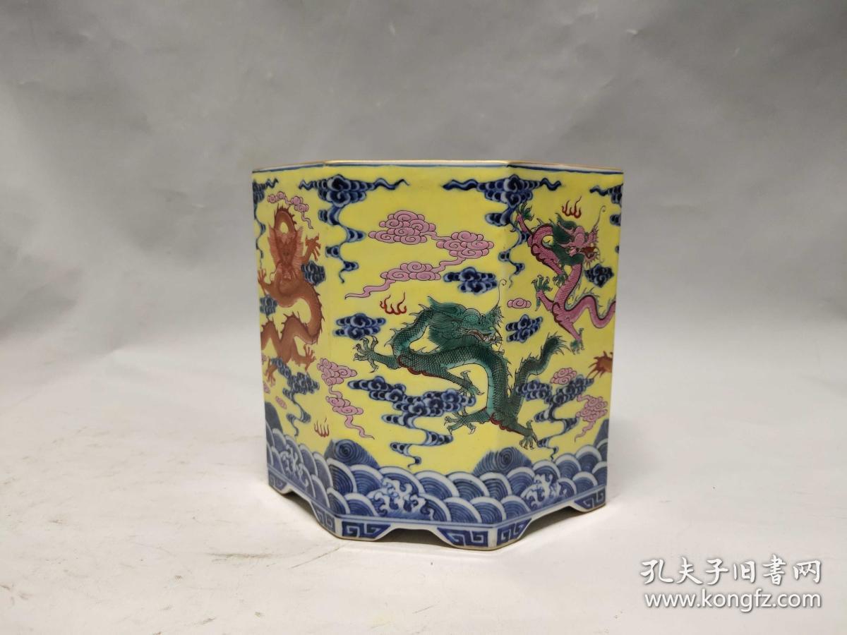 粉彩龙纹六棱笔筒