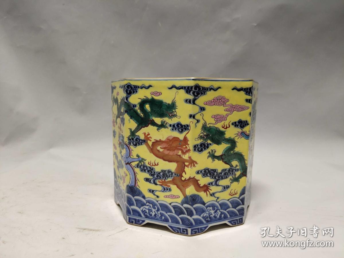 粉彩龙纹六棱笔筒