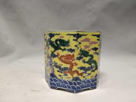 粉彩龙纹六棱笔筒