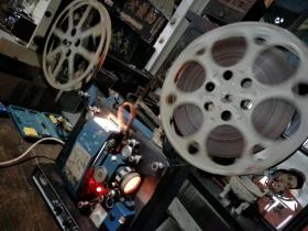 甘肃产16毫米甘光一体电影机  品相一流  且影像清晰 声音响亮  无影布 带试机胶片一部，收藏佳品，保存完整。