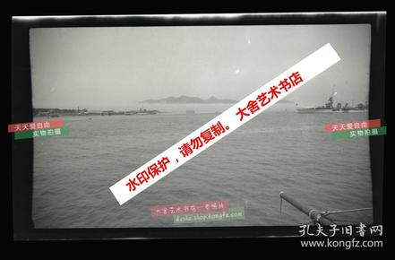 民国山东威海卫海边拍摄的海市蜃楼奇景原版底片，左侧可见铁码头栈桥船埠港口，泛银