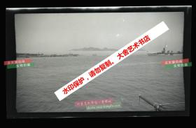 民国山东威海卫海边拍摄的海市蜃楼奇景原版底片，左侧可见铁码头栈桥船埠港口，泛银