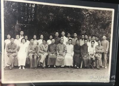 国立浙江大学生物学会欢送毕业同学留影二六年六月（竺可桢，谈家桢，20*15CM)