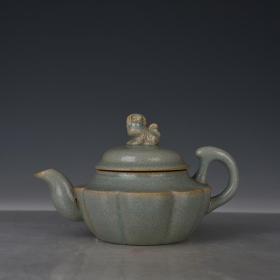 北宋汝窑天青釉冰裂纹瓜棱壶