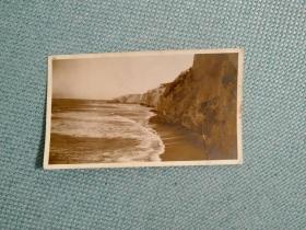 老照片专辑001:民国海岸风景一张，背面有手写英文，识者宝之。尺寸11*6.5