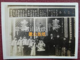 民国老照片：民国15年，上海“南翔寺”观音殿，周太夫人八秩寿辰，合影留念。——————题跋云：《萱慈母》萱荫长春。岁在丙寅（1926年）小春二十有七恭值，萱帏周太夫人八秩寿辰，方拟莱彩，称觚而慈躬，深以时艰为戒，爰假留云禅寺（上海留云禅寺、又名南翔寺）庆诵楞严藉，祝母大人期颐克享、福禄绵长，并摄斯影于观音殿，左以志不忘。男宗孝识。