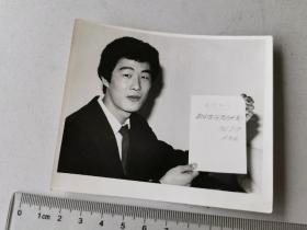 1986年，朝鲜金刚山歌舞团演员朴根钟展示，“朝中友谊万岁”的签名 未发表的老照片