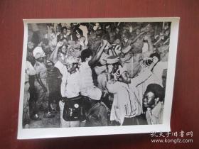 老照片 1980年4月18日 新华社发 传真照片 津巴布韦举行独立庆典 ，欢呼的人群 尺寸（15厘米*11.3厘米）【新华社原版】【背有文字说明】【保存完好 自然旧
