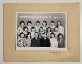 1983年《西安市服务学校外事服务员培训班毕业留念》带衬板大尺寸原版合影照一枚。