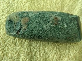 红山文化石斧子 远古人类的工具 斧刃打磨处如黑玉细腻黝黑