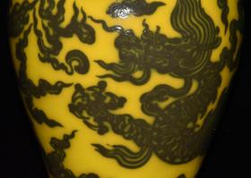 老瓷器秒杀  明代宣德黄釉青花雕刻龙纹梅瓶