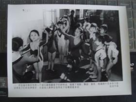 新苗茁壮：14、河北省石家庄市幼儿园老师指导孩子练舞蹈基本功（新华社新闻展览照片1991年）