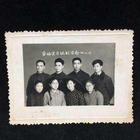 60年代黑白老照片：劳动实习临别留念，1964年12月17日报