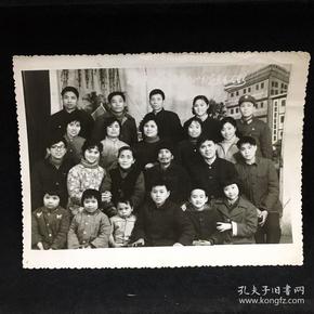 黑白老照片：瞧这一家子，大家庭合影 1984年春留影