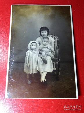 「民国香港------幼童和母亲合照照片」。一张。品如图。