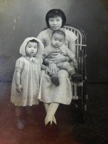 「民国香港------幼童和母亲合照照片」。一张。品如图。
