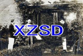 弗兰克·加勒特博士和夫人在中国江苏南通的一个花园里，大约1900-1932年(翻拍)