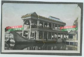 清代冬季北京颐和园石舫古建筑作为茶楼接待游客，有很多清代中外游客，精美手工上色银盐老照片，1910年。