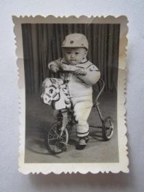 早期儿童骑童车照片