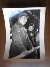 1968年毛主席和他亲密的战友林彪同志在天安门城楼接见红卫兵的照片