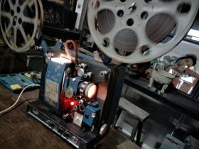 甘肃产16毫米甘光一体电影机  品相一流  且影像清晰 声音响亮  无影布 带试机胶片一部，收藏佳品，保存完整。