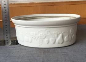 白釉浮雕瓜果参汤盆