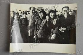 70年代原版照片毛主席与周总理接见红卫兵