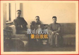 民国老照片：甲戌季（1934年），民国学者——何西亚、陈懋吴等合影——【注释：何西亚，社会研究学家，有《东北视察记》（1932年上海现代书局）、《盗匪问题之研究》（1925年上海泰东图书局）等著作存世】