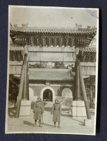 清末民国 北京北海公园 堆云牌楼 两个日本士兵 日军侵华史料 银盐老照片 勿忘历史，中华自强