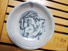 明代中期井栏荷花鸭戏图纹小盘  四只鸭子