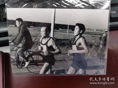 1982前后，安徽马拉松运动员火车旁马拉松跑留影，底片+2002冲洗片