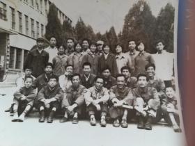 七十年代初：新长安画派杰出画家王宝生和画家陈子贵在一起支教