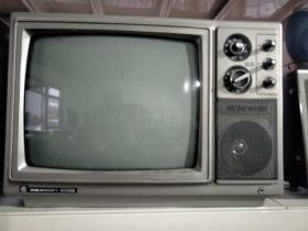 70年代，牡丹黑白老电视，包存完整，正常使用，全品，包老，尺寸长44.5cm，高30.5cm