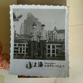 1969元旦上海外滩手拿红宝书，留影