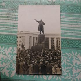 老照片原照:1960年4月21日苏联谢苗.伊万诺夫在斯大林格勒列宁广场举行弗.伊.列宁纪念碑落成典礼时送给中宣部胡韦德照片一张