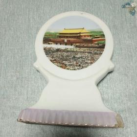 毛泽东像陶瓷摆件（大型罕见，底部有景德镇字样，高17cm.宽12cm）