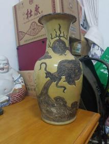 雕刻瓷花瓶