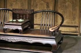 双人椅，材质，榆木，尺寸长200，厚85，高83，背板刻有诗句，制式典雅文气，可置雅室，会所，书房，文人雅士空间陈设 运费自理