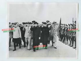1953年周恩来总理前往苏联参加斯大林的葬礼，刚下飞机，在布尔加宁元帅的陪同下，检阅三军仪仗队老照片。22.8X18.1厘米。斯大林逝世后，中国派去了以周恩来为团长的代表团，成员包括李富春、张闻天、罗瑞卿、叶季壮、伍修权、郭沫若、刘长胜、蔡畅、廖承志等18人