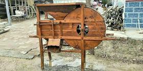 风谷车（又称风车）：我国农业种植中用来去除水稻等农作物子实中杂质、瘪粒、秸杆屑等的木制传统农具