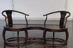 双人椅
此椅制式古朴典雅，高贵，做工精致，韵味十足 。木质  榉木。尺寸 长1.8米  宽 70  高 85厘米。可置  高档会馆  茶社 雅室  ……