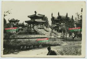 1950年代北京颐和园荇桥，西牌楼西侧“云岩”坊，远处还可看到石舫。10.7X7.2厘米，泛银。