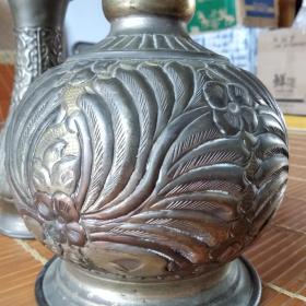 精美外国铜花瓶一套3个，满工崭刻，包浆自然油润，至今熠熠生辉，不可多得的老古物，识者得。。。