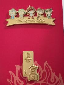 五福娃徽章。共两枚。奥林匹克委员会授权制作。